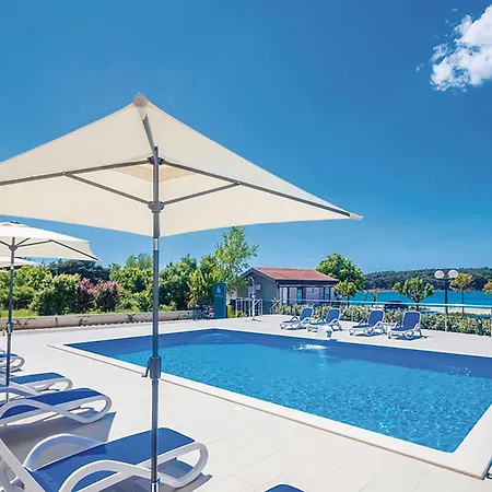 Lovely In With Swimming Pool Apartmán *