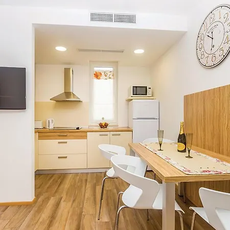 Lovely In With House Sea View Apartmán