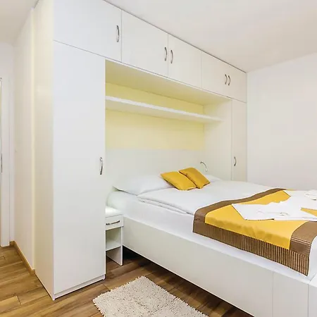 Stunning In With Wifi Lägenhet Punat